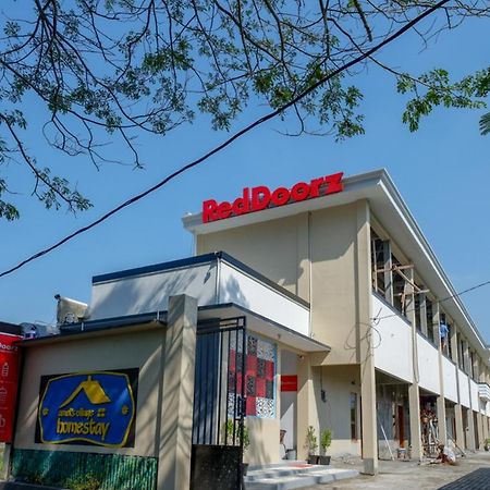 Отель Reddoorz Near Padang Golf Adisucipto Potrojayan Экстерьер фото