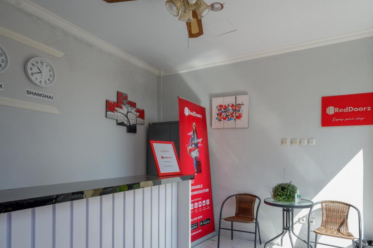 Отель Reddoorz Near Padang Golf Adisucipto Potrojayan Экстерьер фото