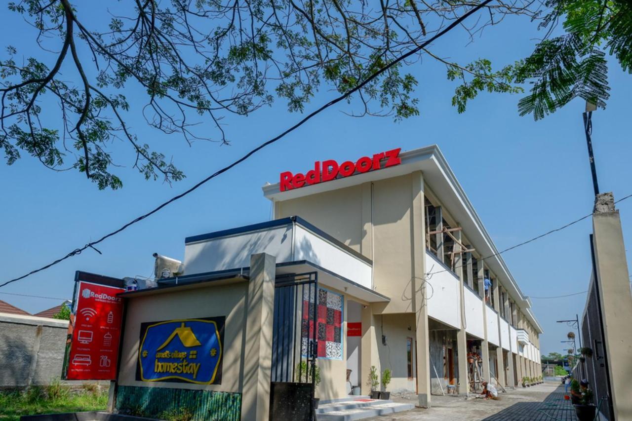 Отель Reddoorz Near Padang Golf Adisucipto Potrojayan Экстерьер фото