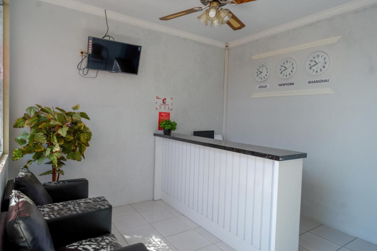 Отель Reddoorz Near Padang Golf Adisucipto Potrojayan Экстерьер фото