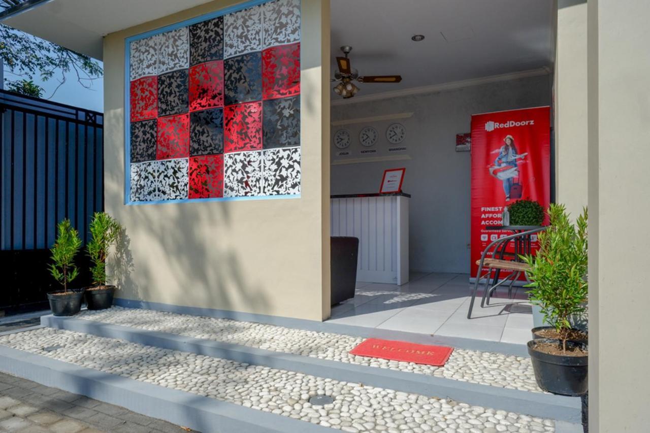 Отель Reddoorz Near Padang Golf Adisucipto Potrojayan Экстерьер фото