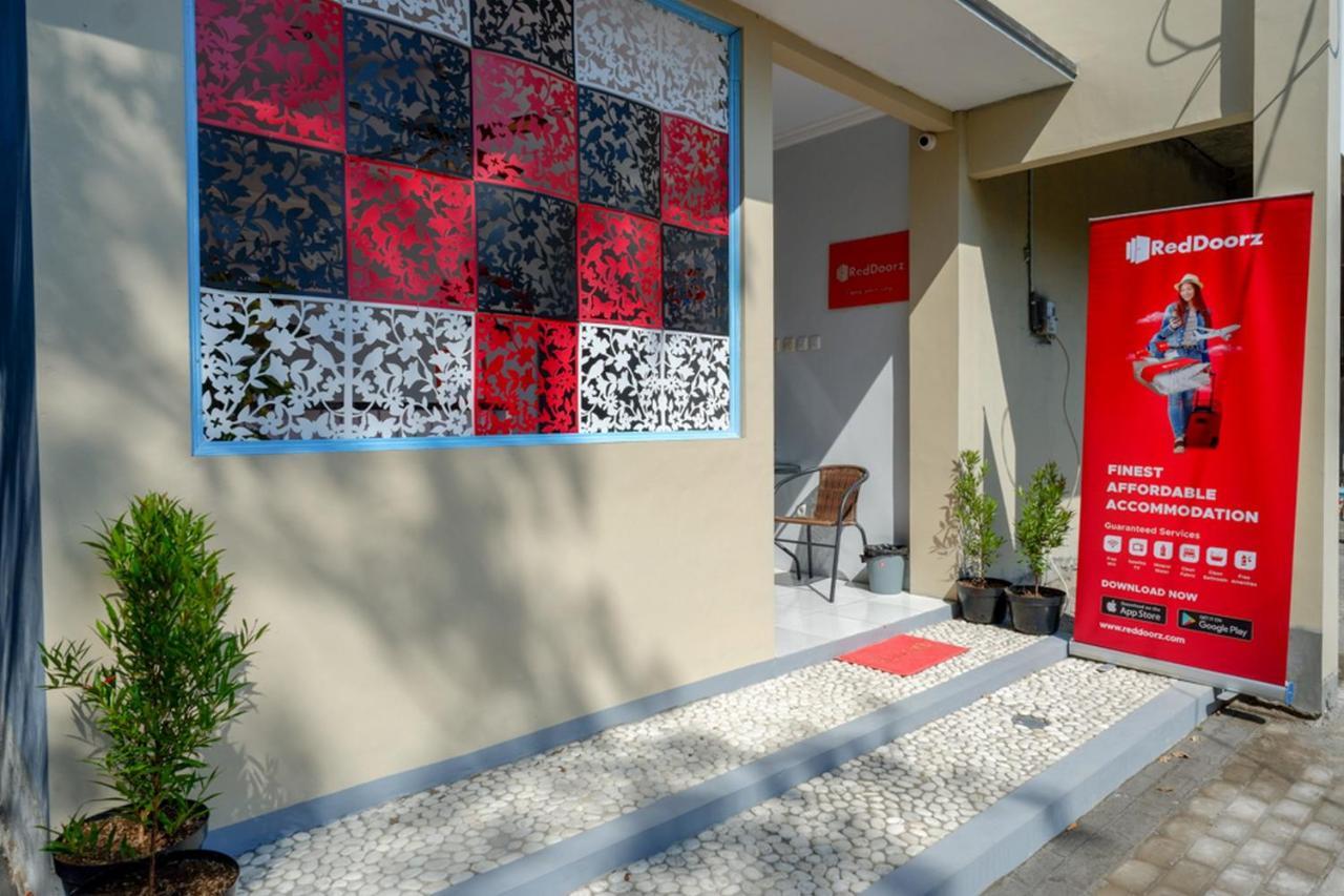 Отель Reddoorz Near Padang Golf Adisucipto Potrojayan Экстерьер фото