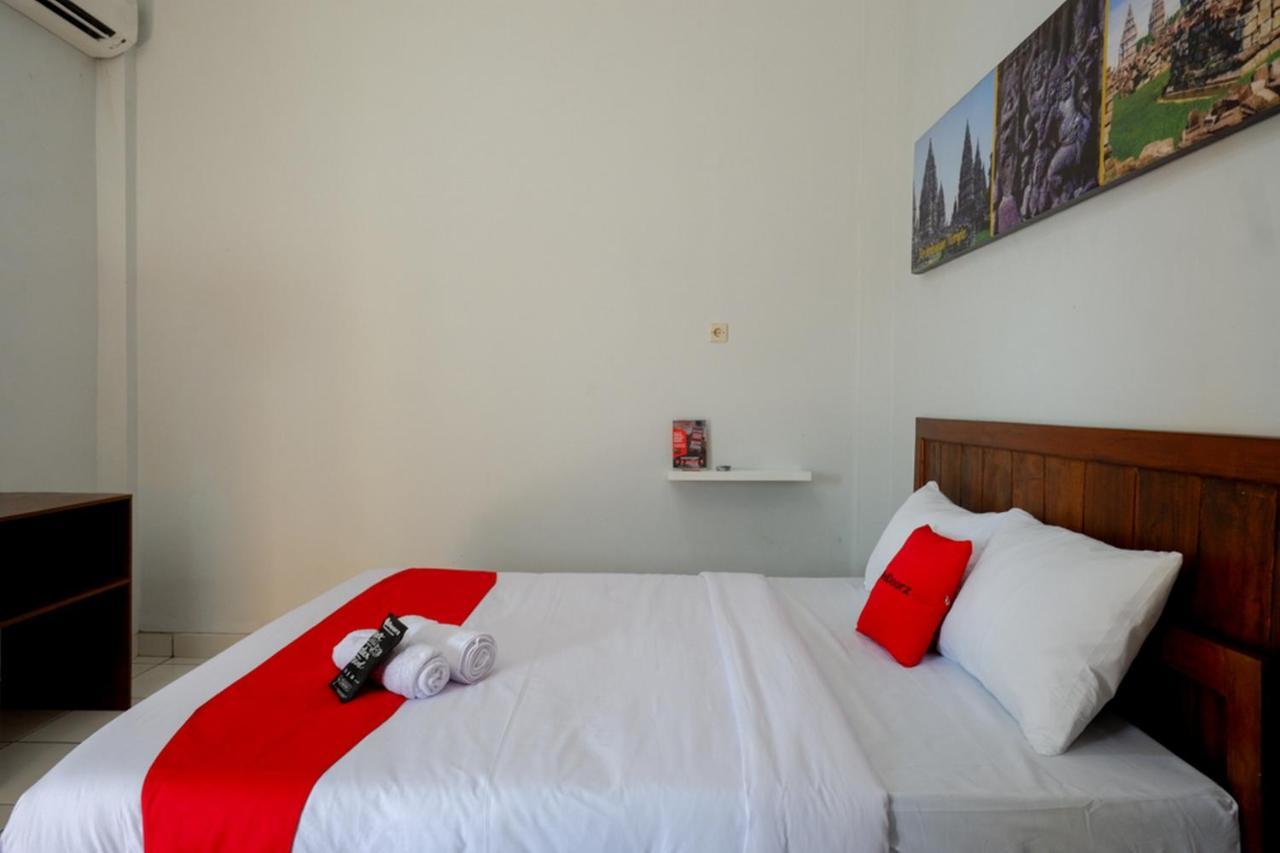 Отель Reddoorz Near Padang Golf Adisucipto Potrojayan Экстерьер фото
