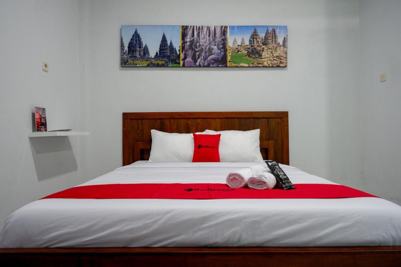 Отель Reddoorz Near Padang Golf Adisucipto Potrojayan Экстерьер фото