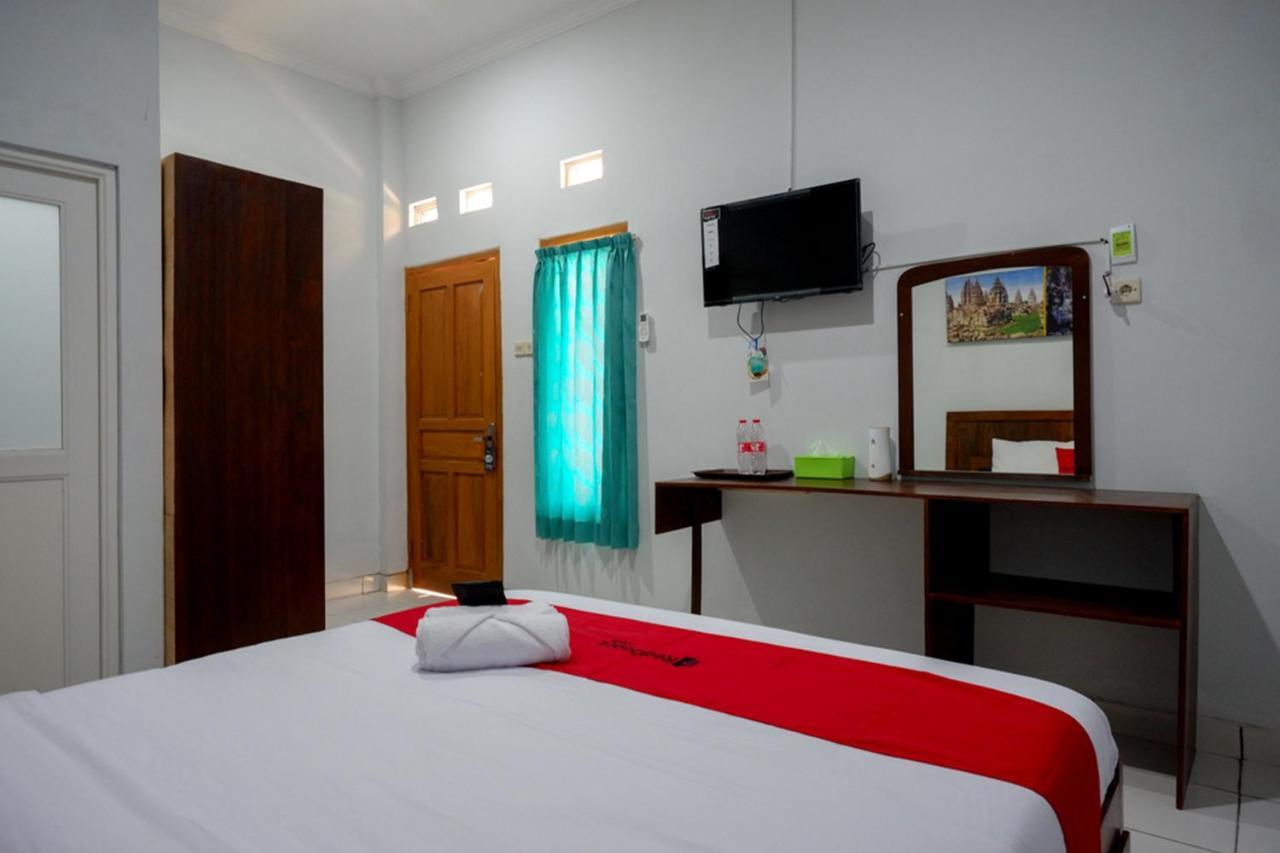 Отель Reddoorz Near Padang Golf Adisucipto Potrojayan Экстерьер фото