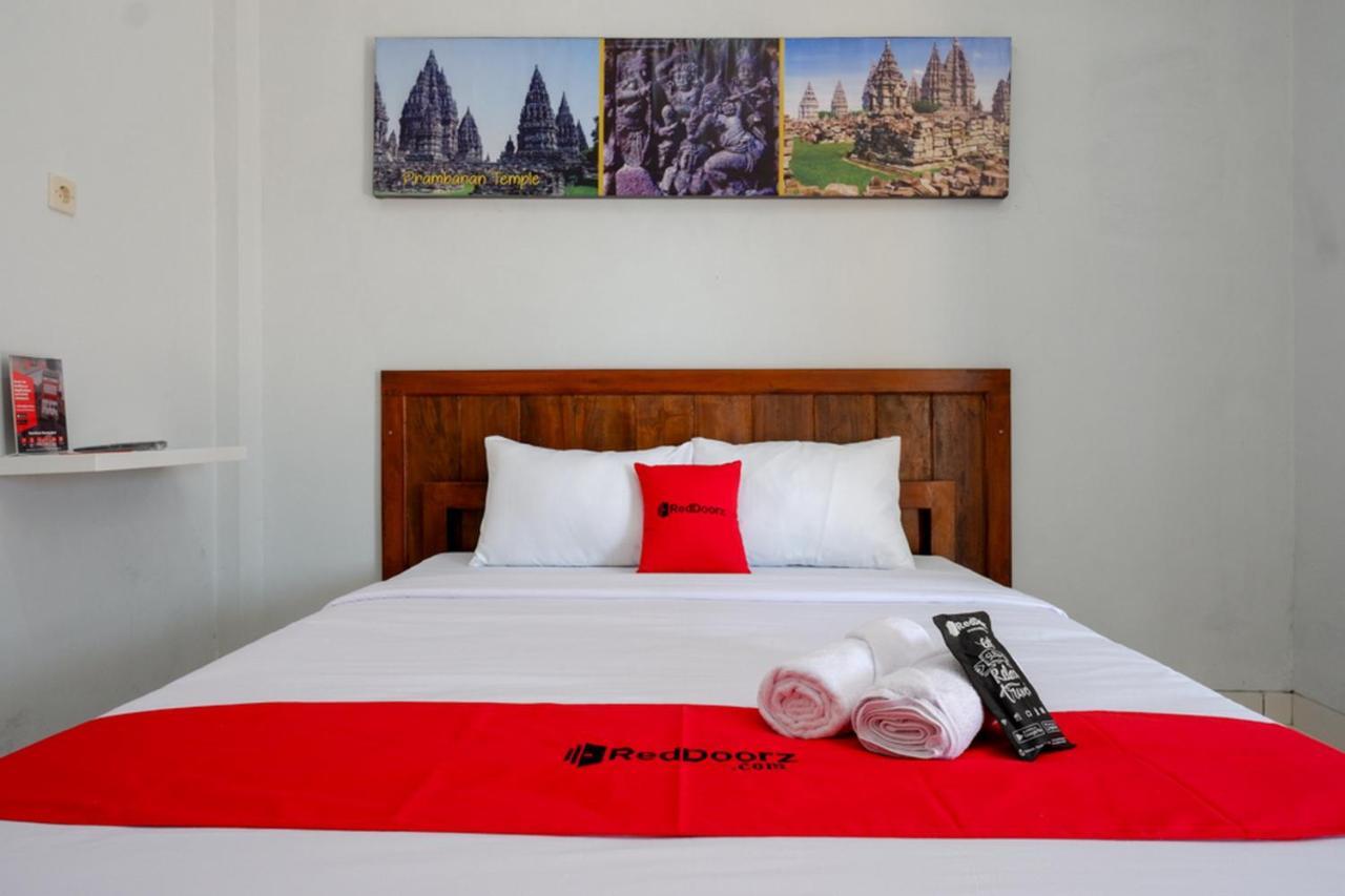Отель Reddoorz Near Padang Golf Adisucipto Potrojayan Экстерьер фото