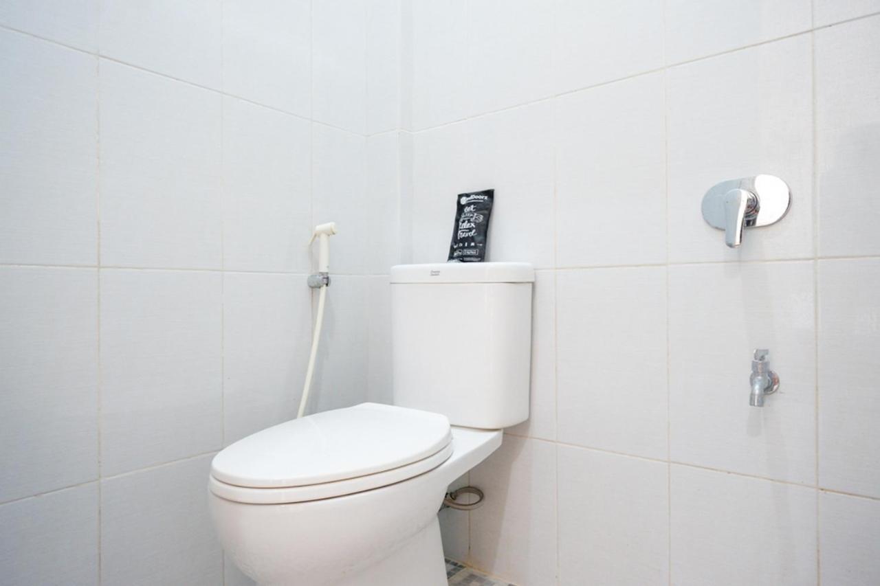 Отель Reddoorz Near Padang Golf Adisucipto Potrojayan Экстерьер фото