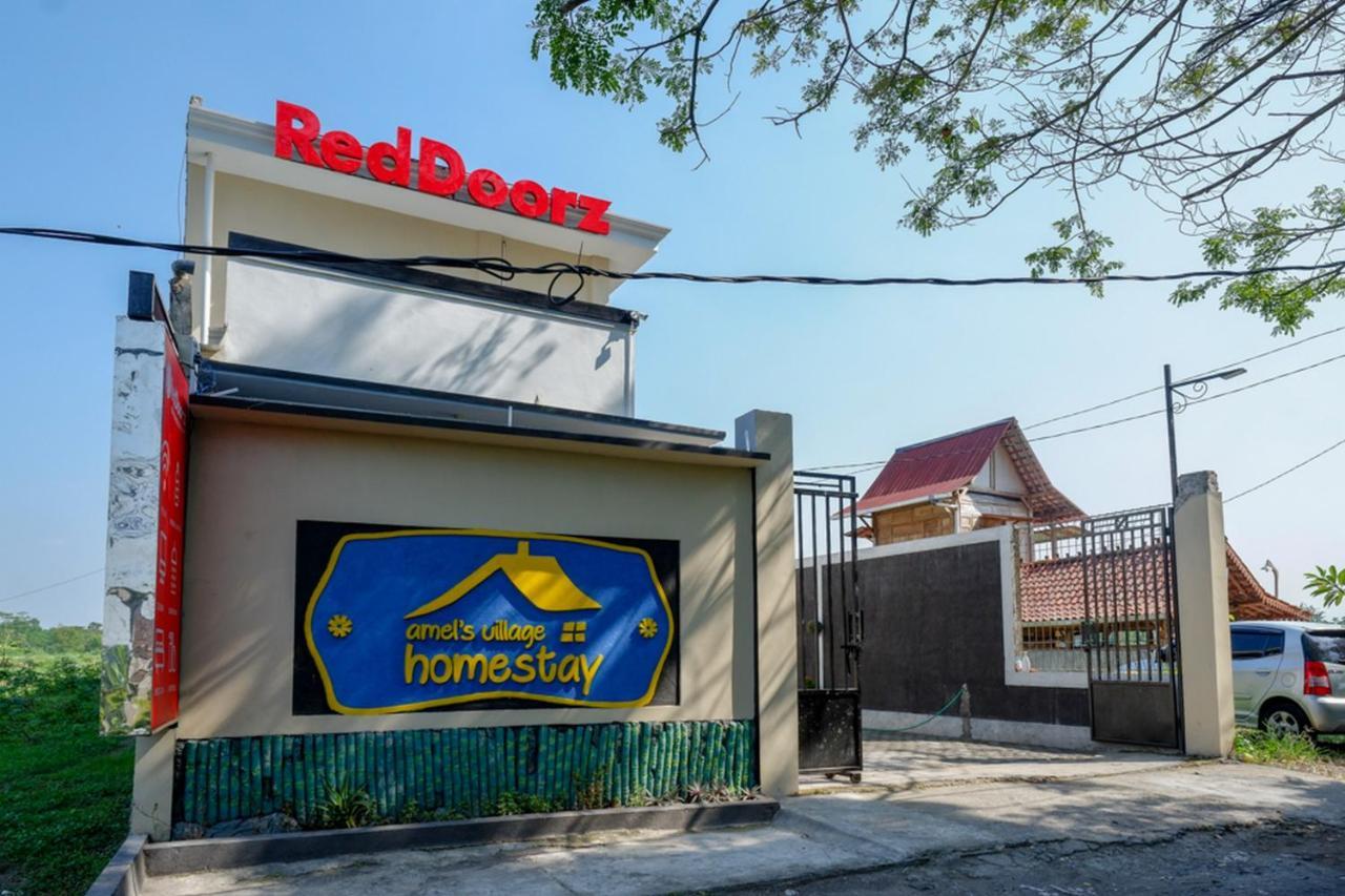 Отель Reddoorz Near Padang Golf Adisucipto Potrojayan Экстерьер фото